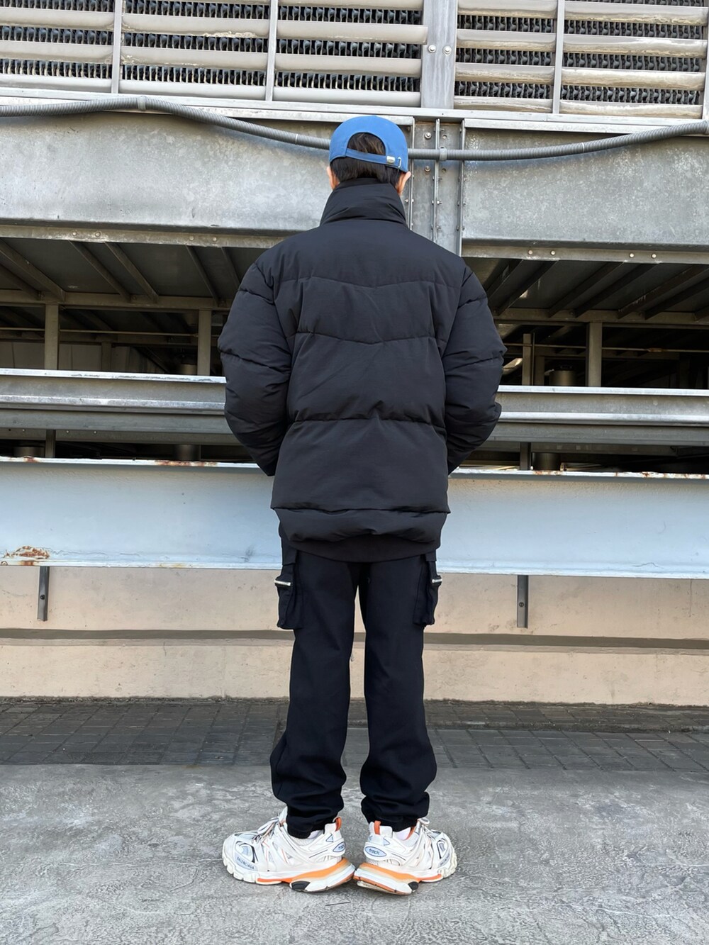 ブラック系のその他パンツ、ブラック系のその他パンツ、ブラック系のブルゾンを着用したメンズの冬コーディネートの2枚目の写真