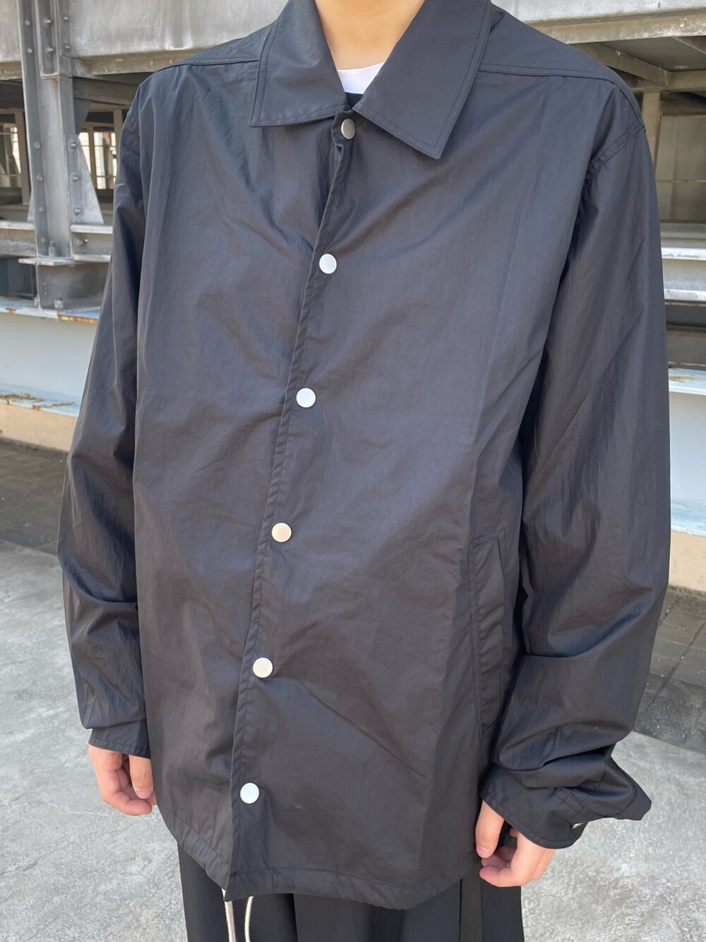 ブラック系のトップス、ブラック系のその他パンツ、ブラック系のその他パンツを着用したメンズの春コーディネートの3枚目の写真