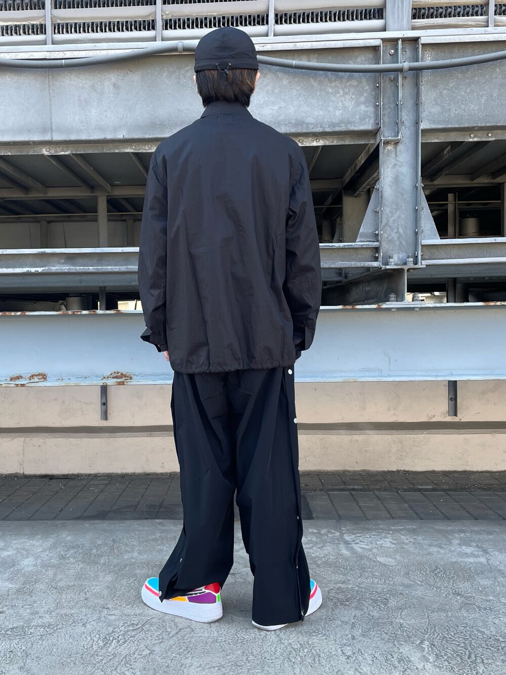 ブラック系のトップス、ブラック系のその他パンツ、ブラック系のその他パンツを着用したメンズの春コーディネートの2枚目の写真