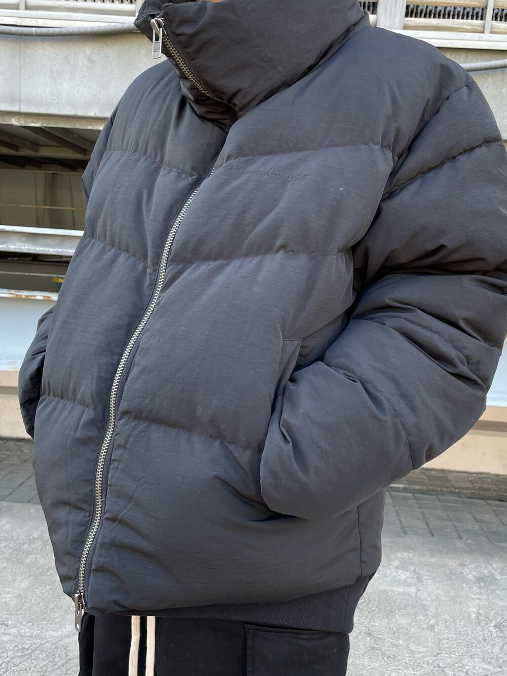 ブラック系のその他パンツ、ブラック系のその他パンツ、ブラック系のブルゾンを着用したメンズの冬コーディネートの3枚目の写真
