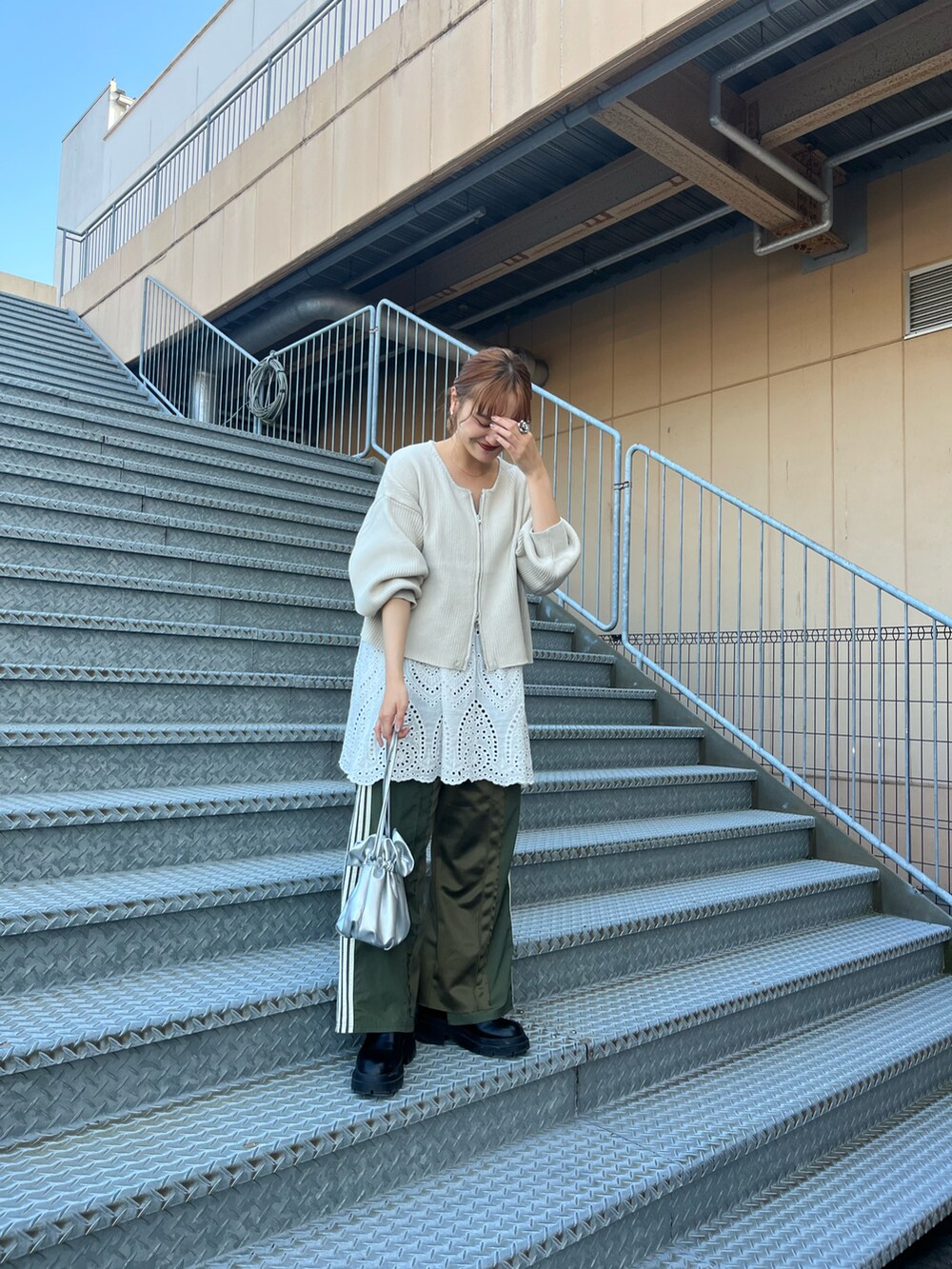 ホワイト系のカーディガン/ボレロ、グリーン系のその他パンツ、シルバー系のショルダーバッグを着用したレディースの秋コーディネートの5枚目の写真