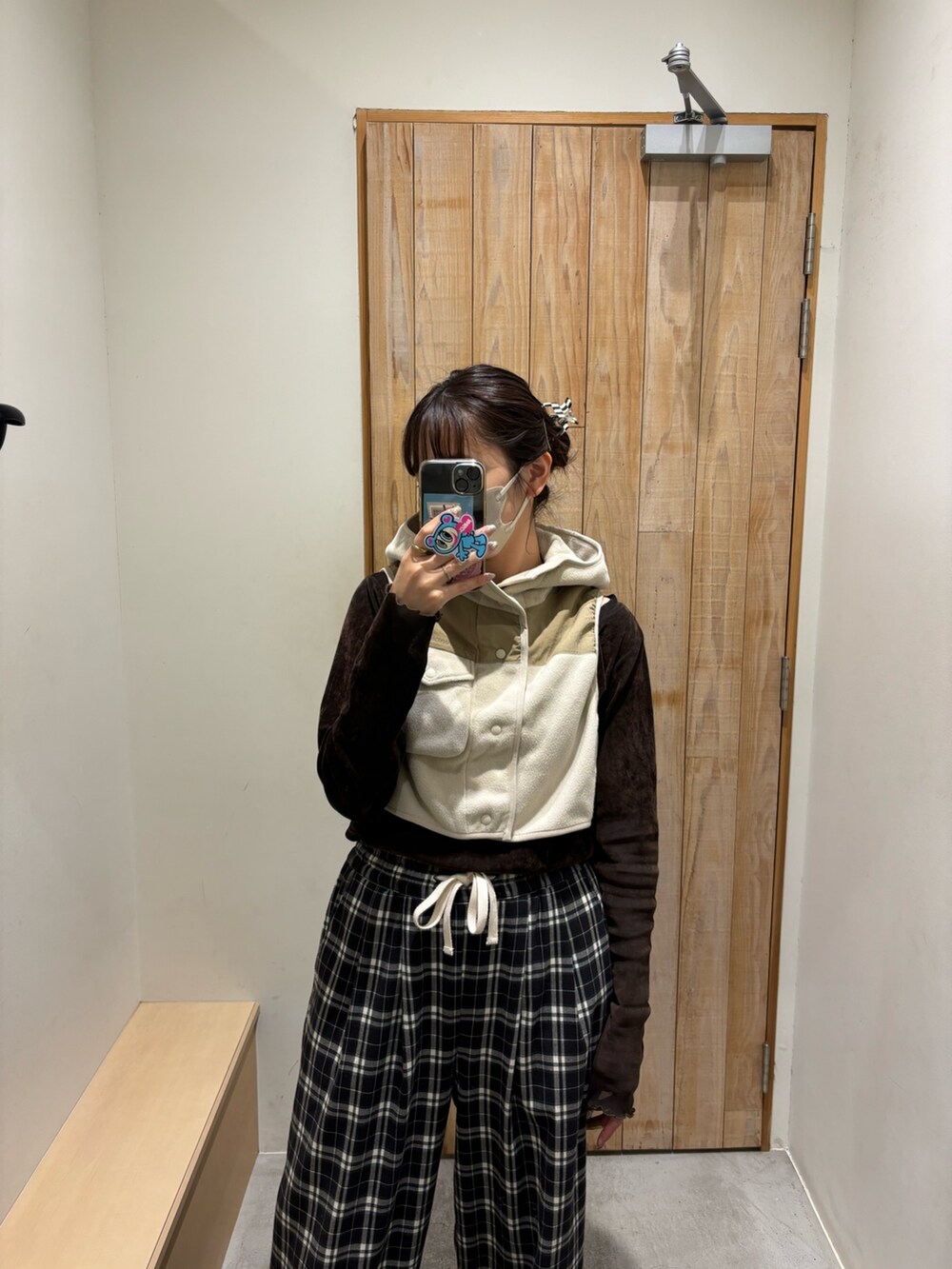 ブラック系のその他パンツ、ブラウン系のTシャツ/カットソーを着用したレディースの冬コーディネートの2枚目の写真