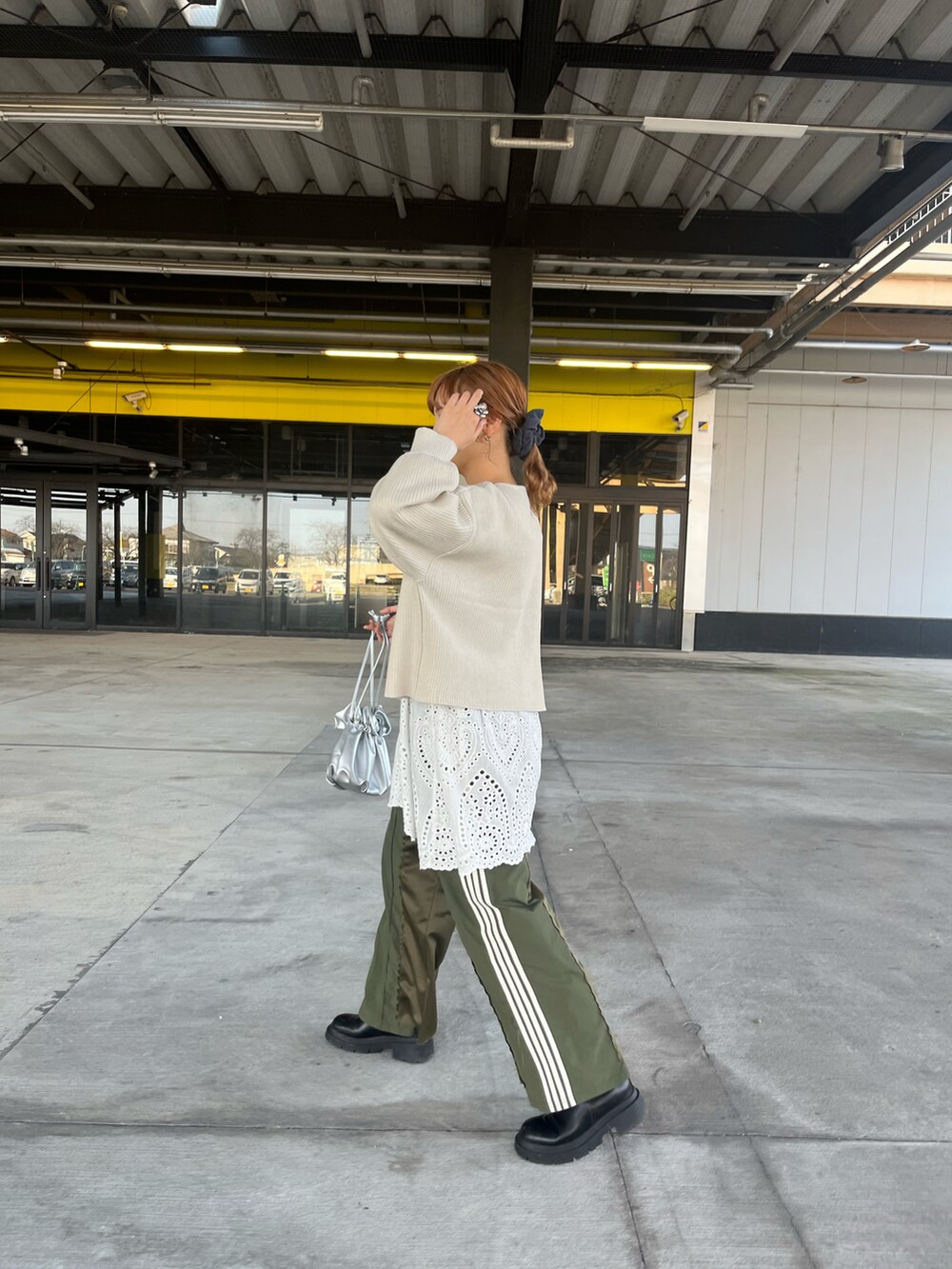 ホワイト系のカーディガン/ボレロ、グリーン系のその他パンツ、シルバー系のショルダーバッグを着用したレディースの秋コーディネートの4枚目の写真