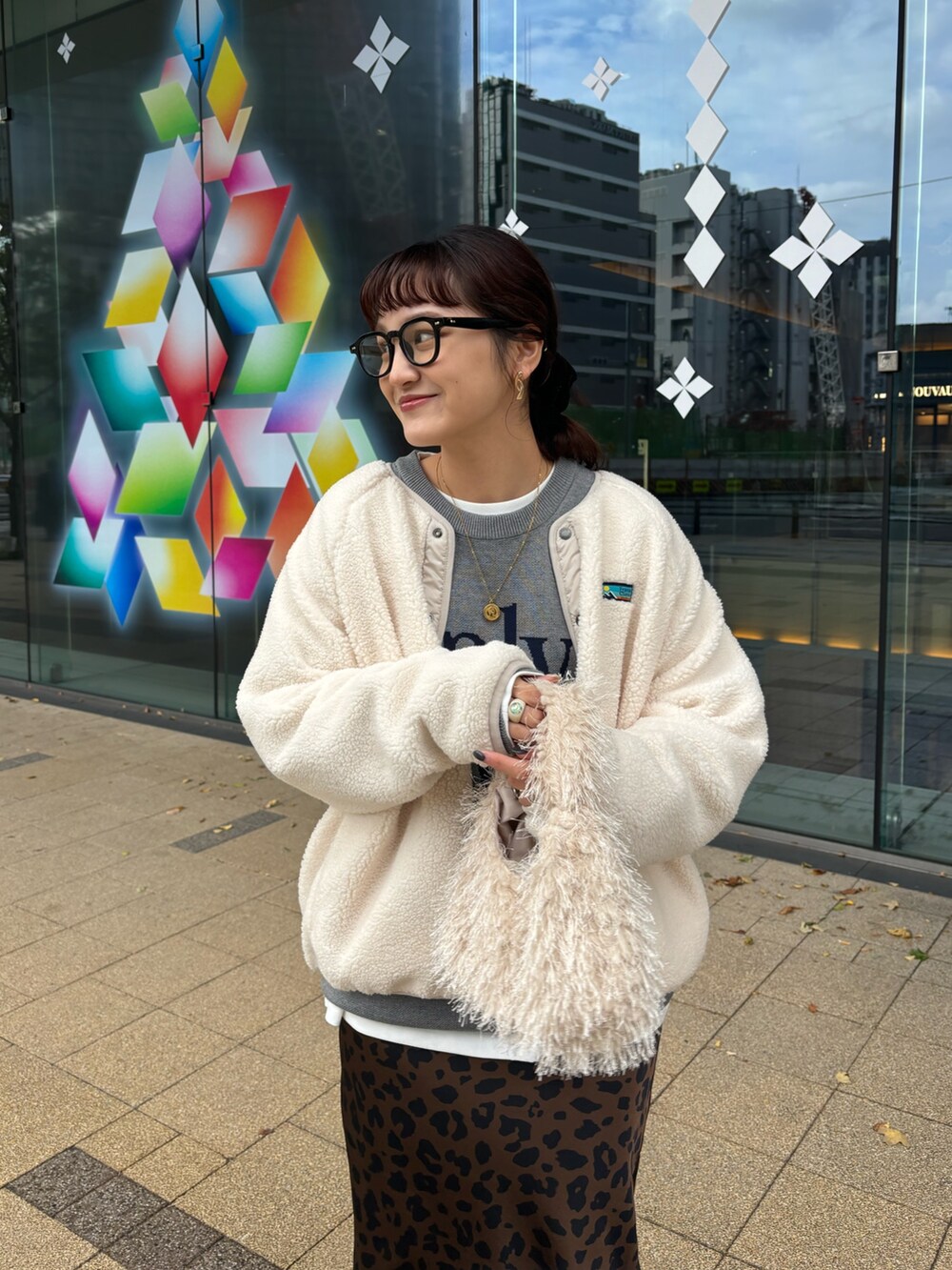 ホワイト系のブルゾン、その他のスカート、グレー系のニット/セーターを着用したレディースの冬コーディネートの2枚目の写真