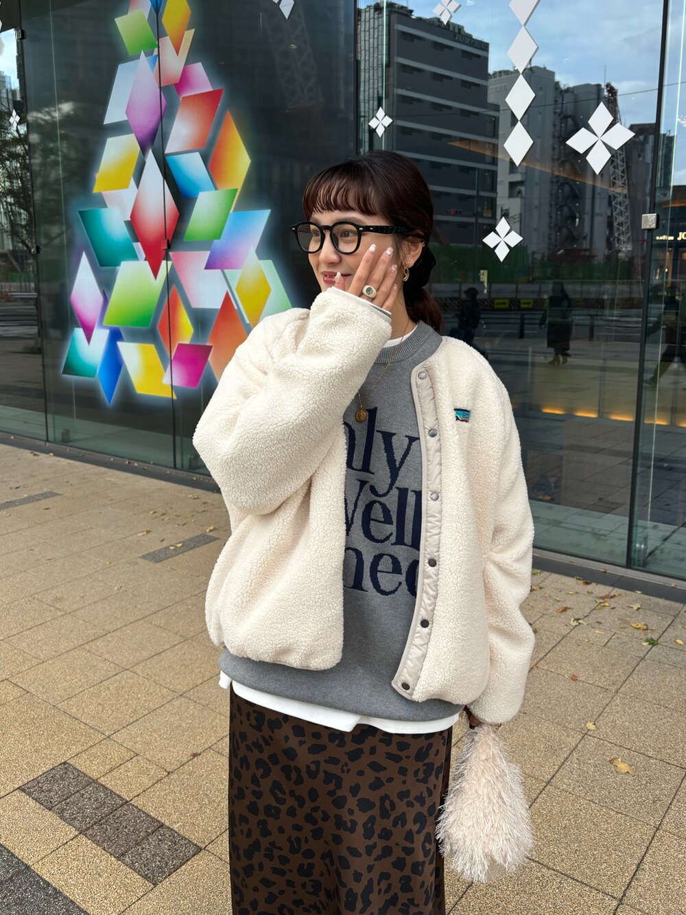 ホワイト系のブルゾン、その他のスカート、グレー系のニット/セーターを着用したレディースの冬コーディネートの3枚目の写真