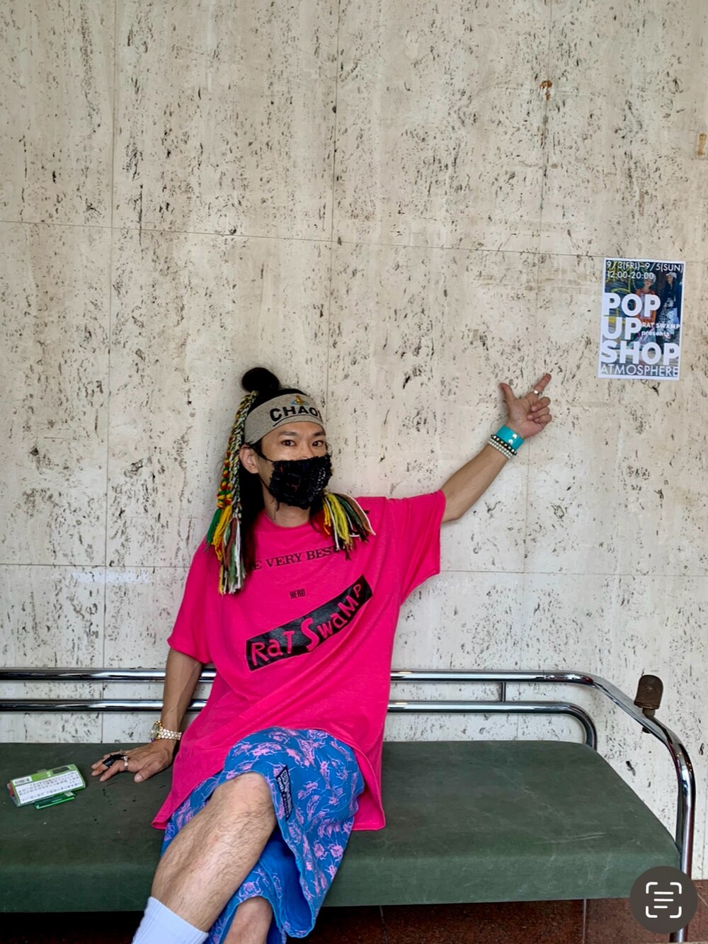 ピンク系のTシャツ/カットソー、ブルー系のその他パンツ、イエロー系のスニーカーを着用したメンズの秋コーディネートの2枚目の写真