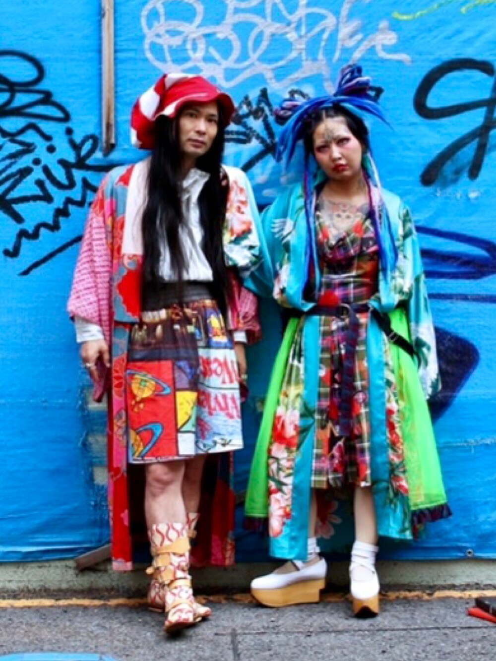 ホワイト系のシャツ/ブラウス、その他のパンツ、レッド系のブーツを着用したレディースの秋コーディネートの3枚目の写真