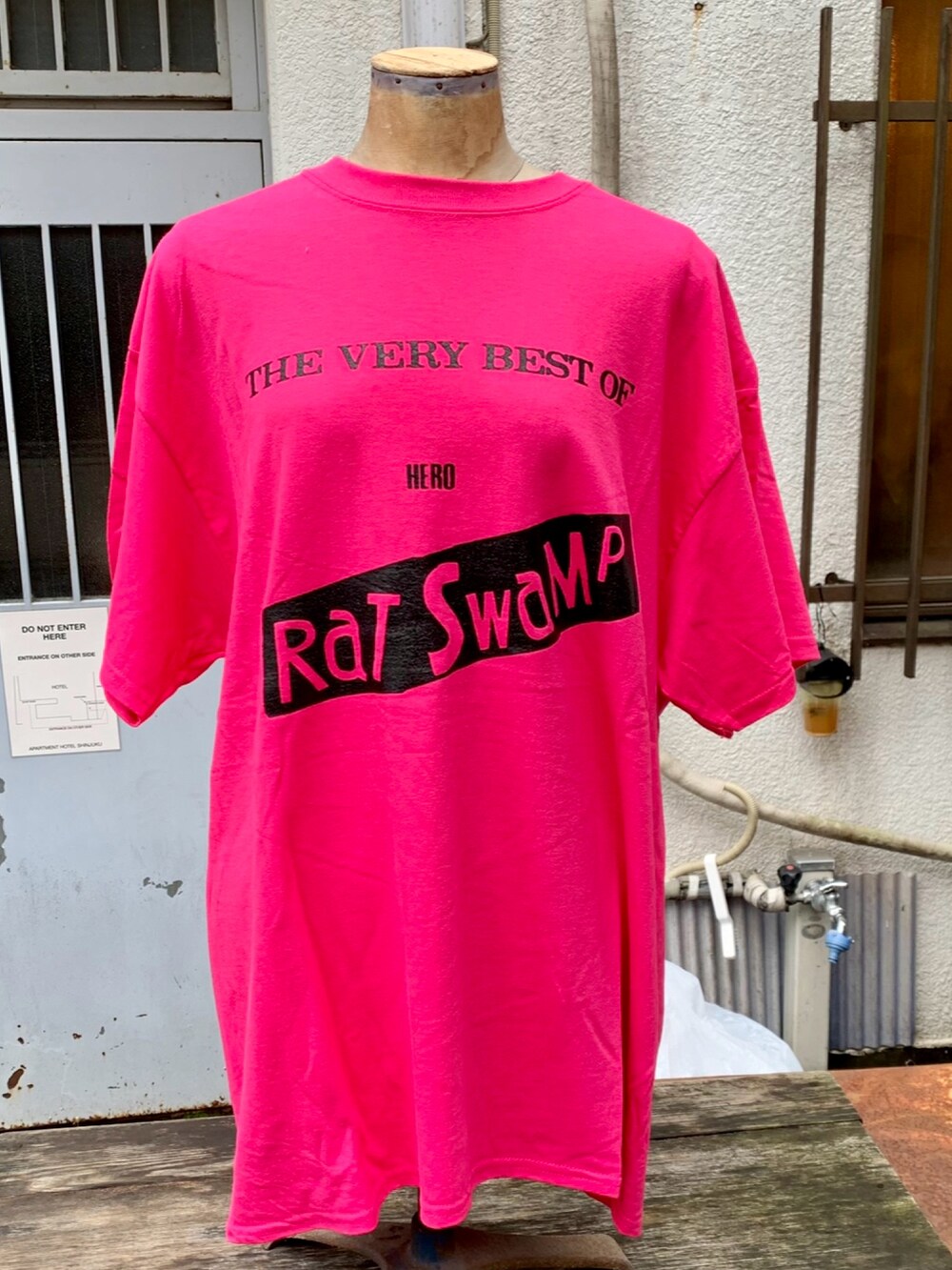 ピンク系のTシャツ/カットソー、ブルー系のその他パンツ、イエロー系のスニーカーを着用したメンズの秋コーディネートの4枚目の写真
