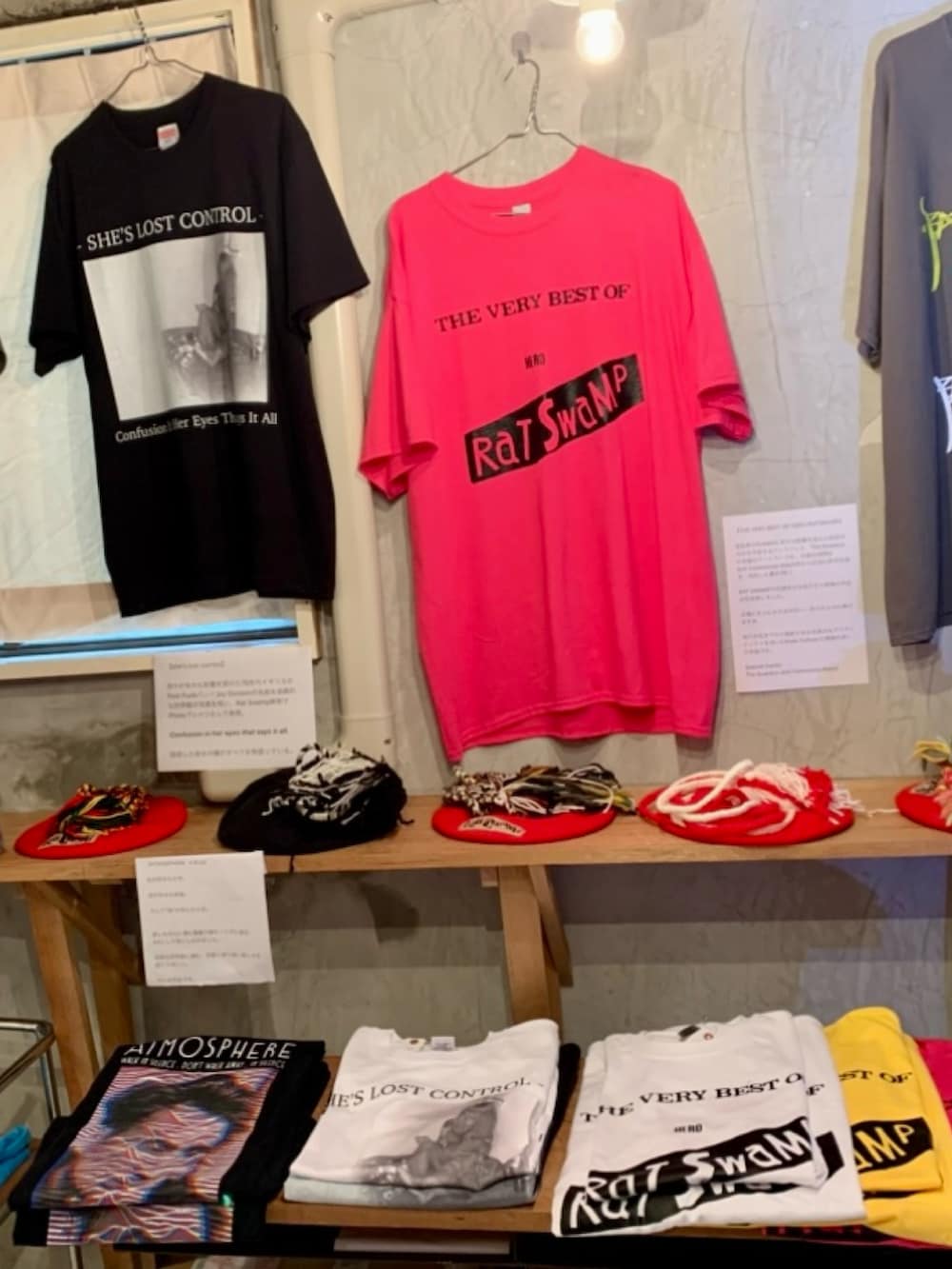 ピンク系のTシャツ/カットソー、ブルー系のその他パンツ、イエロー系のスニーカーを着用したメンズの秋コーディネートの3枚目の写真