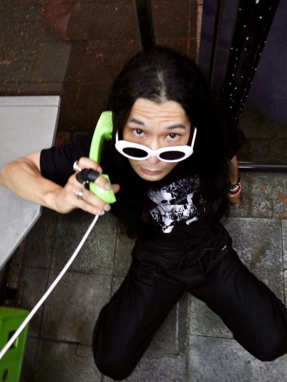 ブラック系のスラックス、ブラック系のTシャツ/カットソー、ブラック系のドレスシューズを着用したメンズの秋コーディネートの2枚目の写真