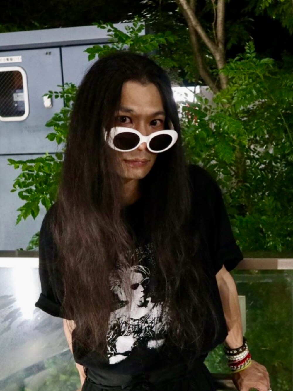 ブラック系のスラックス、ブラック系のTシャツ/カットソー、ブラック系のドレスシューズを着用したメンズの秋コーディネートの3枚目の写真