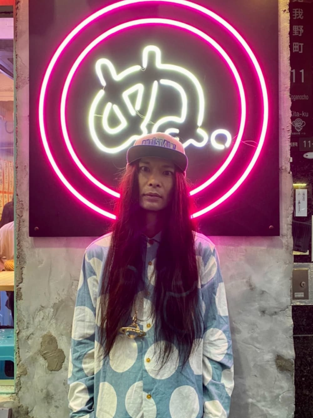 ブルー系のシャツ/ブラウス、ブルー系のその他パンツ、ブラック系のブーツを着用したメンズの秋コーディネートの2枚目の写真