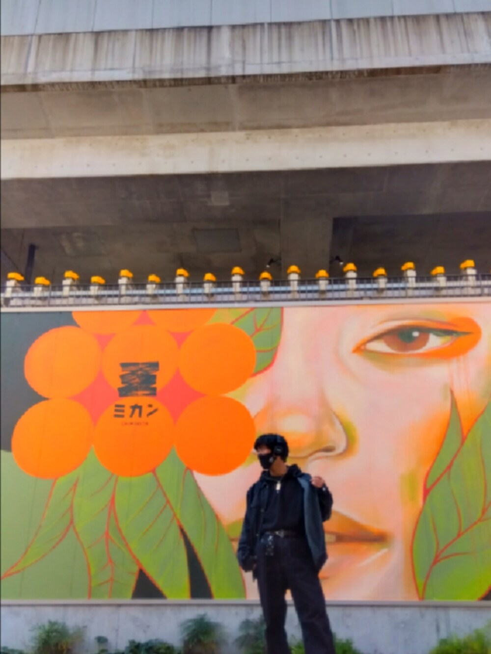 ブラック系のパーカー、ブラック系のデニムジャケット、ブラック系のデニムパンツを着用したメンズの春コーディネートの2枚目の写真