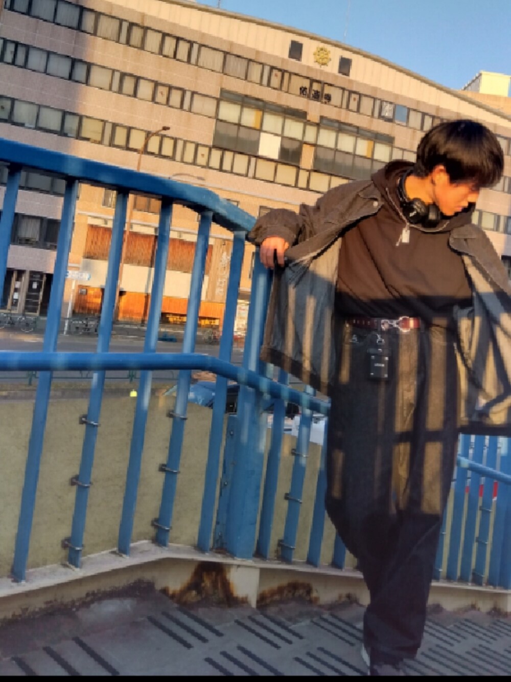 ブラック系のパーカー、ブラック系のデニムジャケット、ブラック系のデニムパンツを着用したメンズの春コーディネートの3枚目の写真