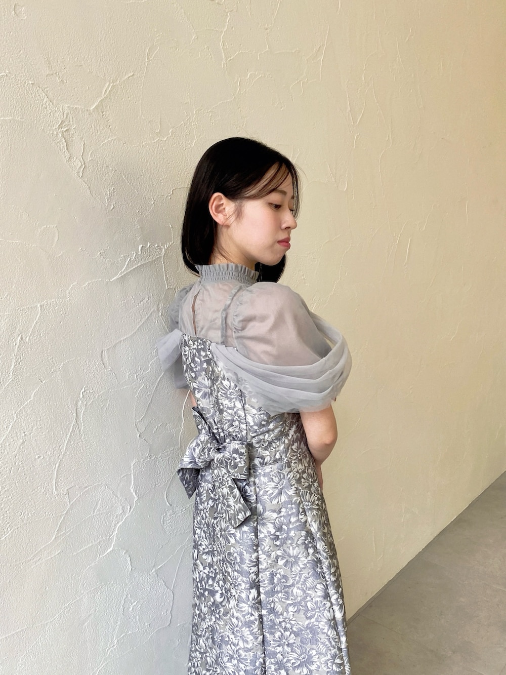 グレー系のドレスを着用したレディースの春コーディネートの4枚目の写真