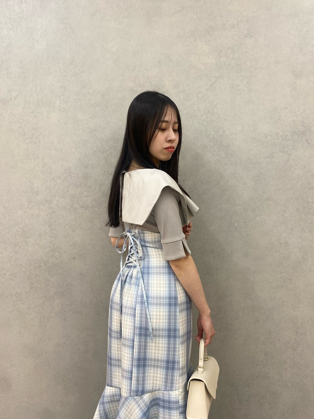 グレー系のワンピースを着用したレディースの春コーディネートの7枚目の写真