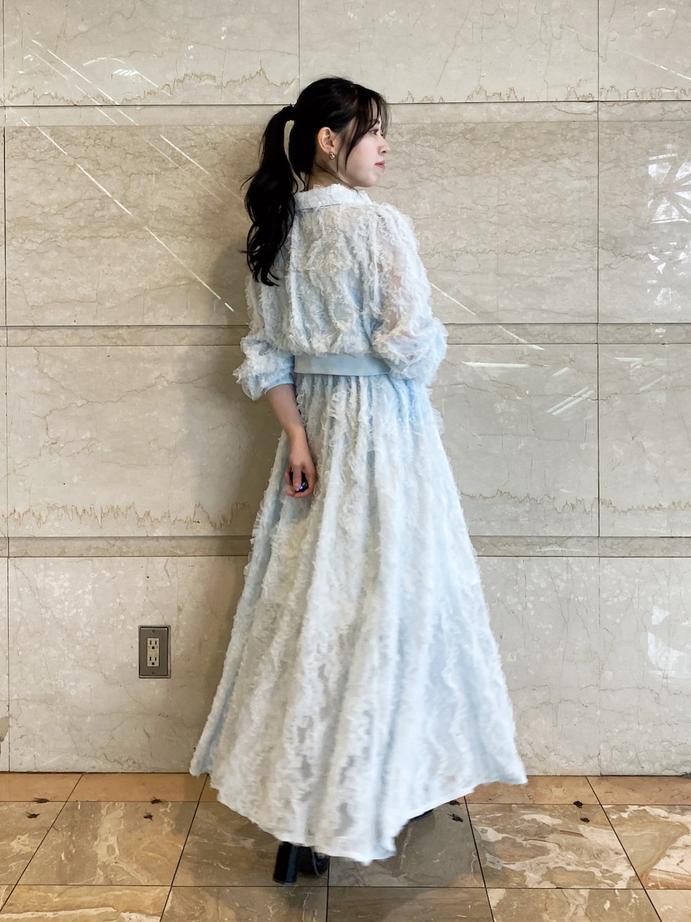 ブルー系のワンピース、ブルー系のブルゾンを着用したレディースの春コーディネートの3枚目の写真