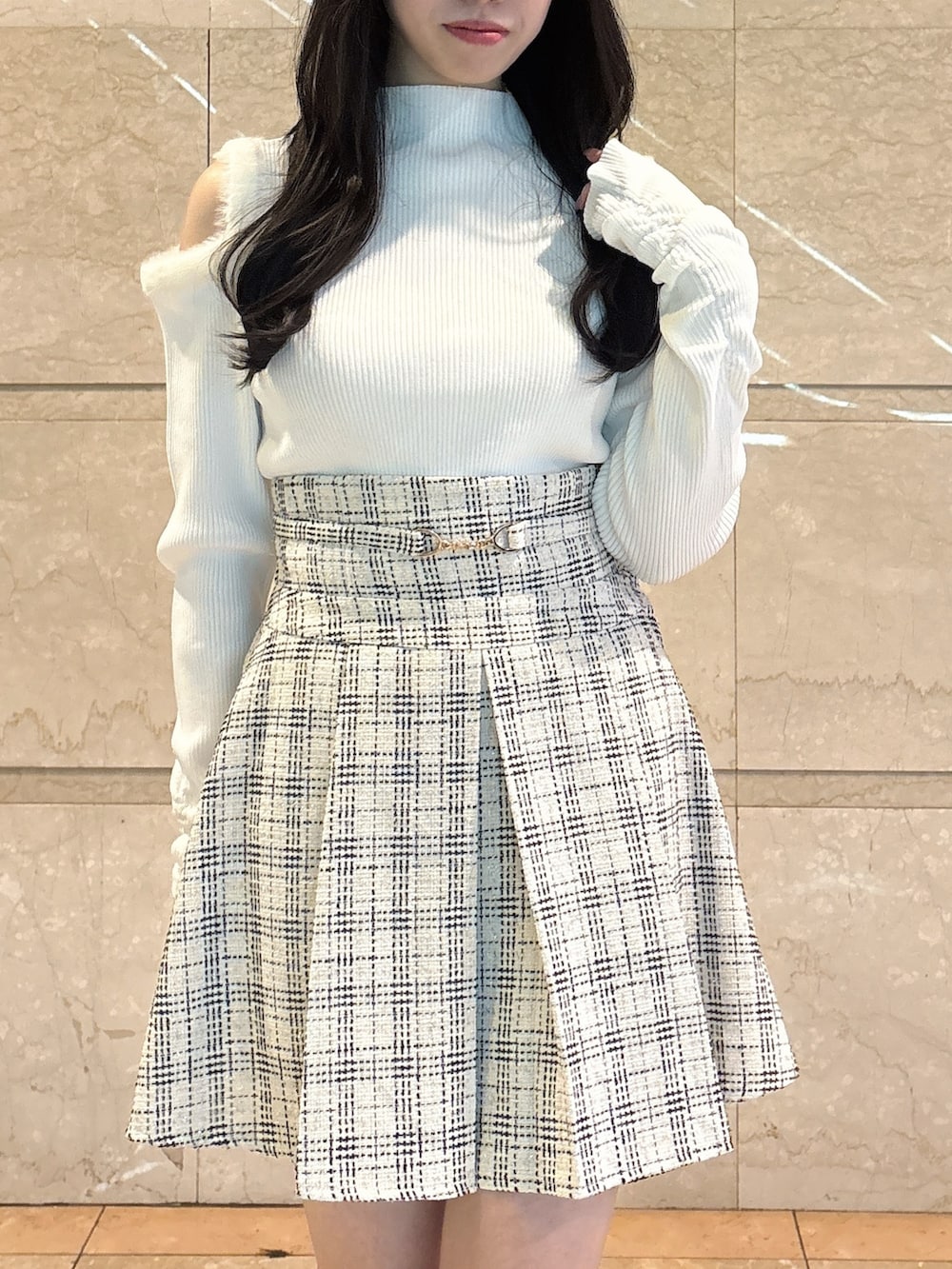 ホワイト系のニット/セーター、ホワイト系のスカート、ブラウン系のローファーを着用したレディースの冬コーディネートの8枚目の写真