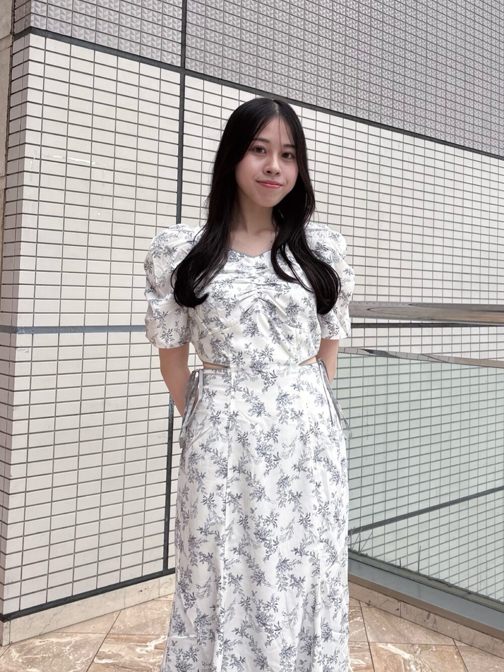 ホワイト系のワンピースを着用したレディースの夏コーディネートの6枚目の写真