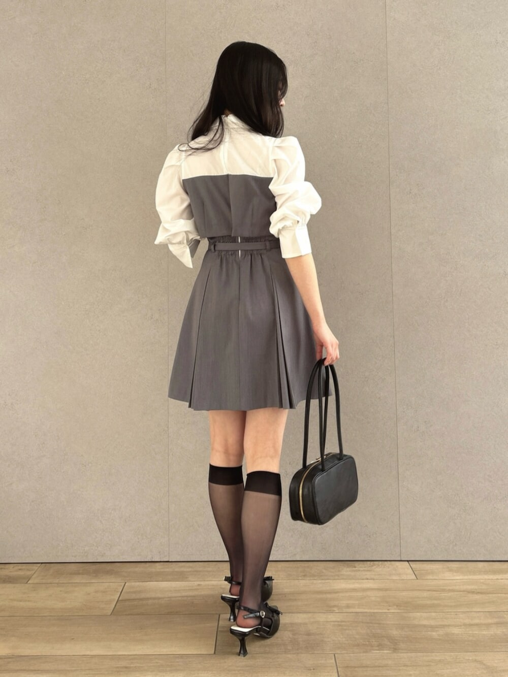 グレー系のワンピースを着用したレディースの冬コーディネートの3枚目の写真