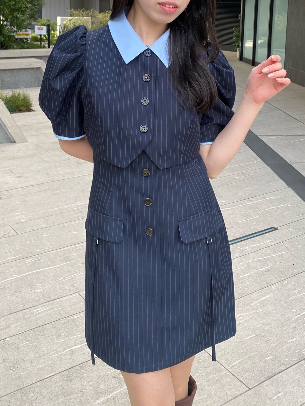 ブルー系のワンピースを着用したレディースの冬コーディネートの5枚目の写真