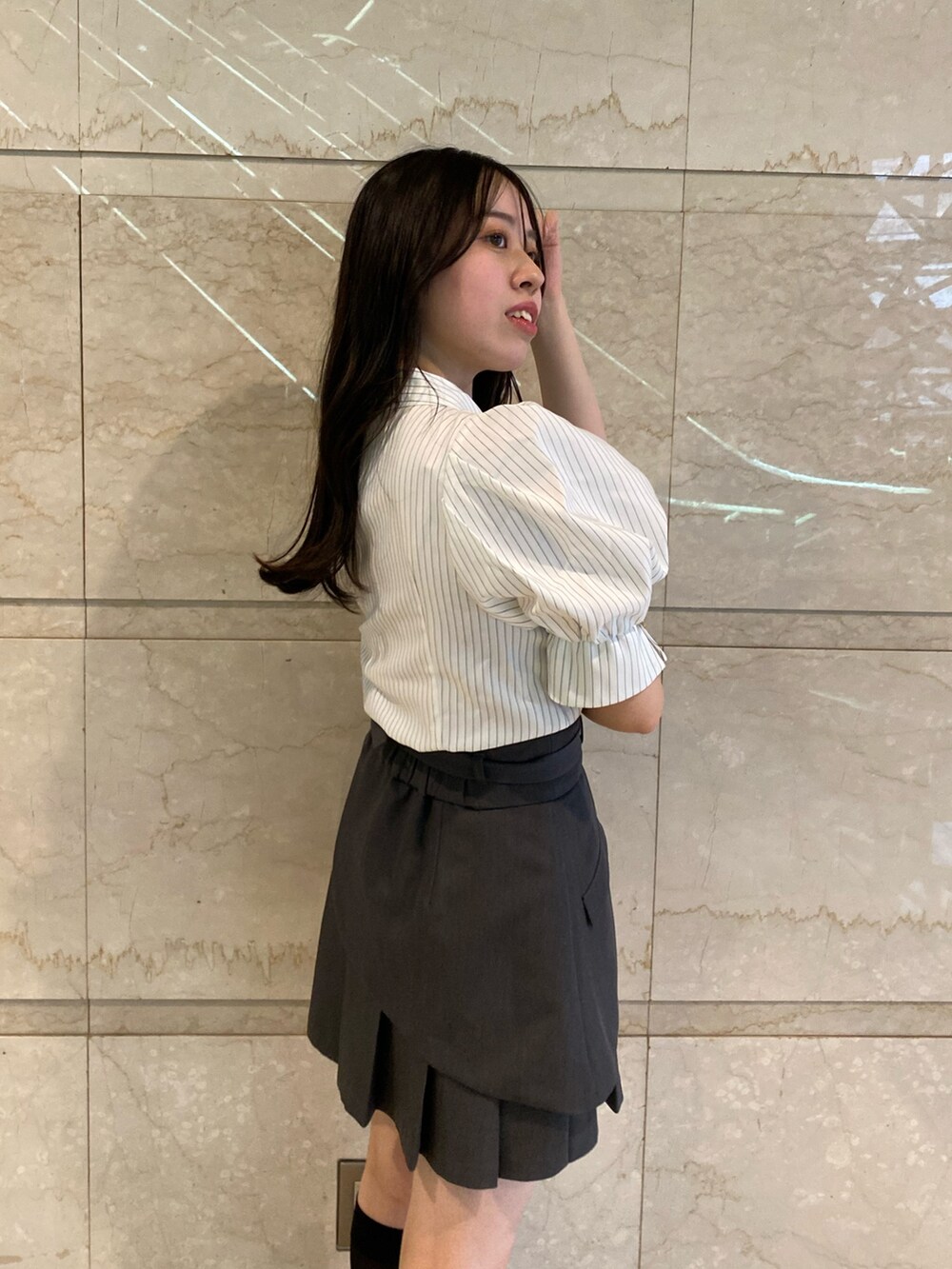 グレー系のスカート、その他のシャツ/ブラウスを着用したレディースの夏コーディネートの6枚目の写真