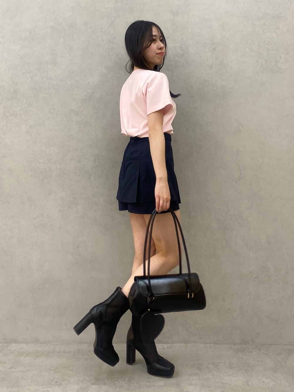 ピンク系のTシャツ/カットソー、ブルー系のその他パンツを着用したレディースの春コーディネートの3枚目の写真