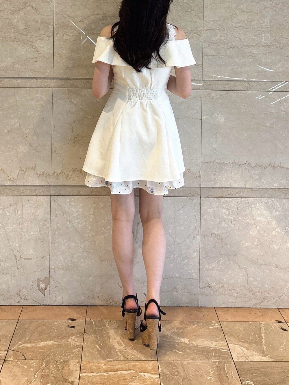 ホワイト系のワンピース、ブラック系のサンダルを着用したレディースの夏コーディネートの5枚目の写真