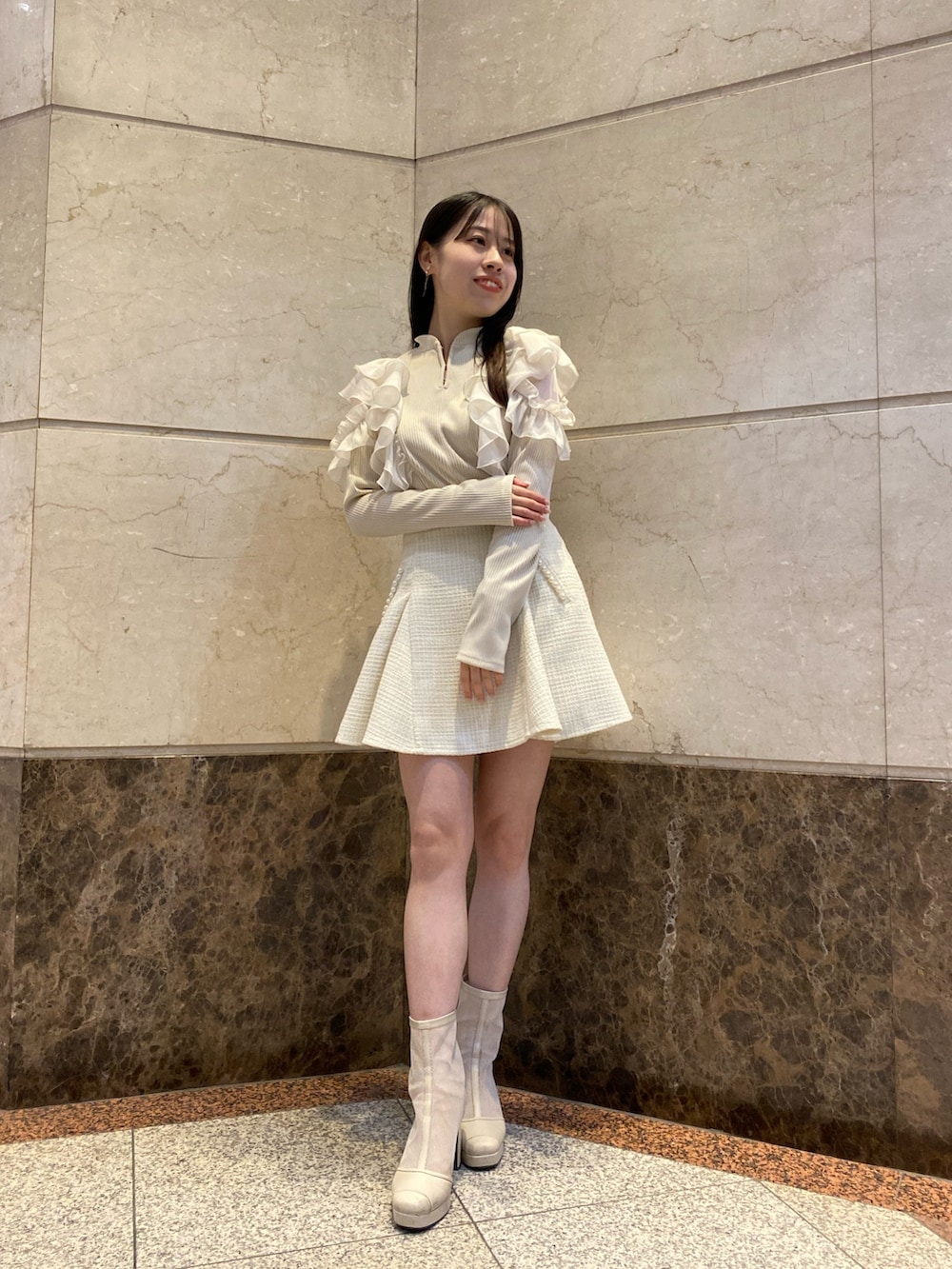 ベージュ系のTシャツ/カットソー、ホワイト系のスカートを着用したレディースの春コーディネートの3枚目の写真