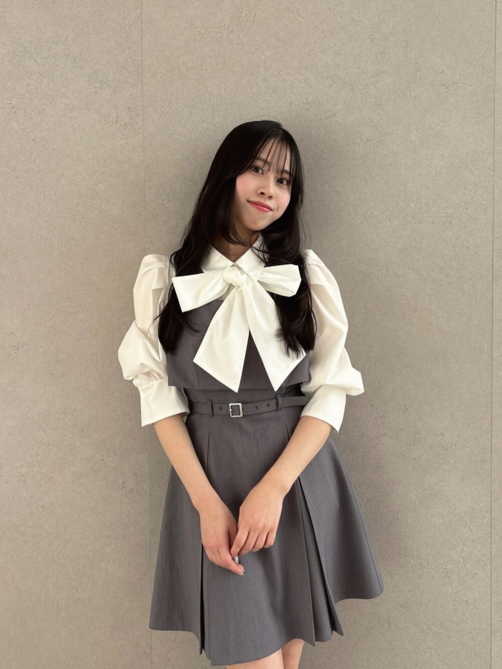 グレー系のワンピースを着用したレディースの冬コーディネートの8枚目の写真