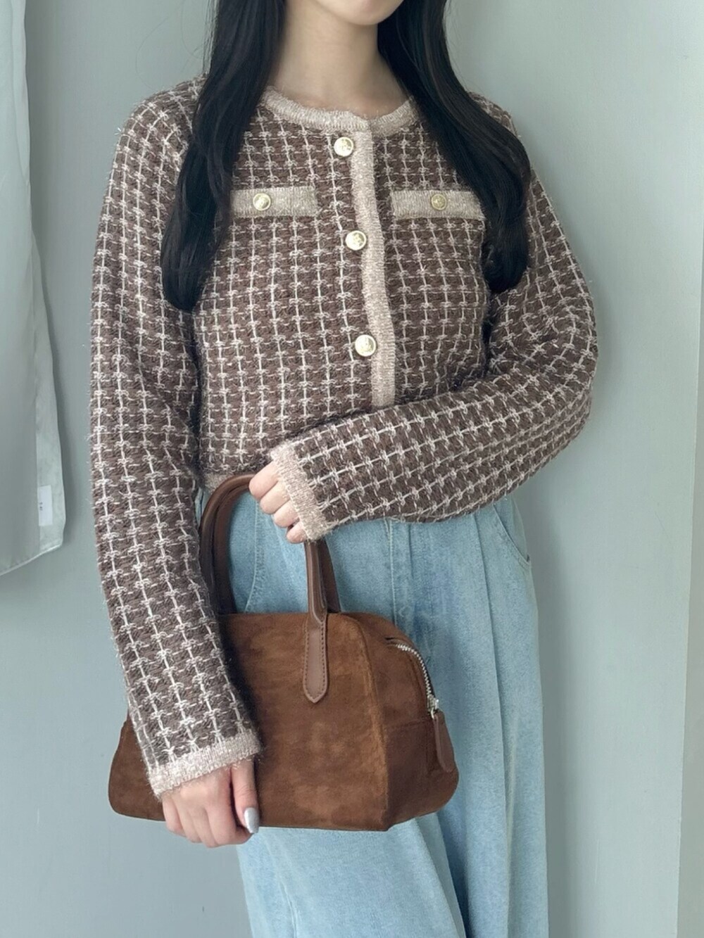 ブルー系のデニムパンツ、ブラウン系のカーディガン/ボレロを着用したレディースの秋コーディネートの9枚目の写真