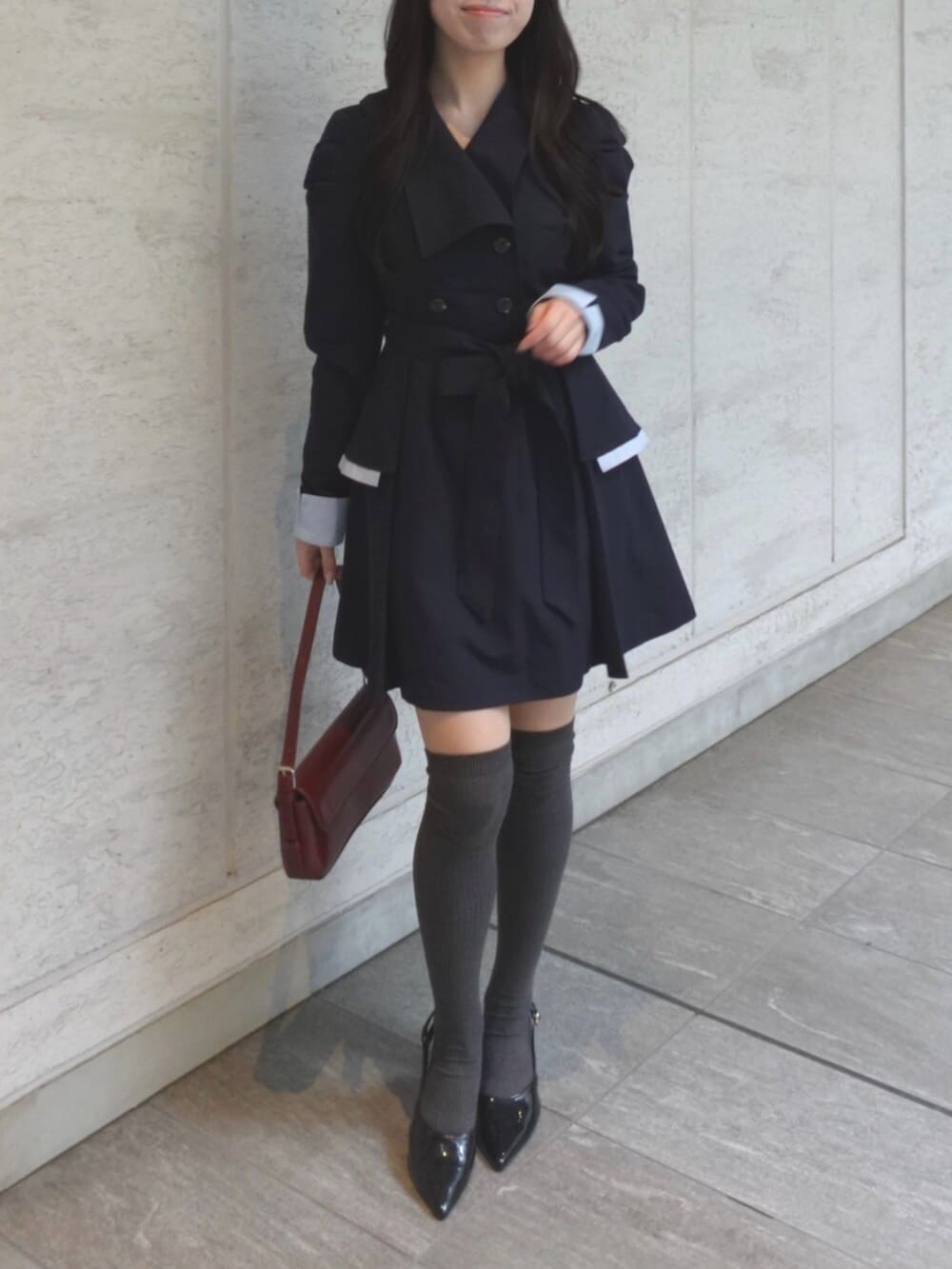 ブルー系のワンピースを着用したレディースの冬コーディネートの2枚目の写真