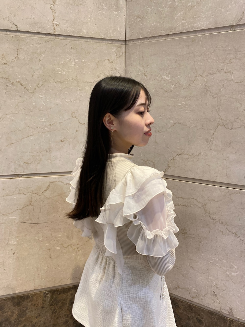 ベージュ系のTシャツ/カットソー、ホワイト系のスカートを着用したレディースの春コーディネートの7枚目の写真