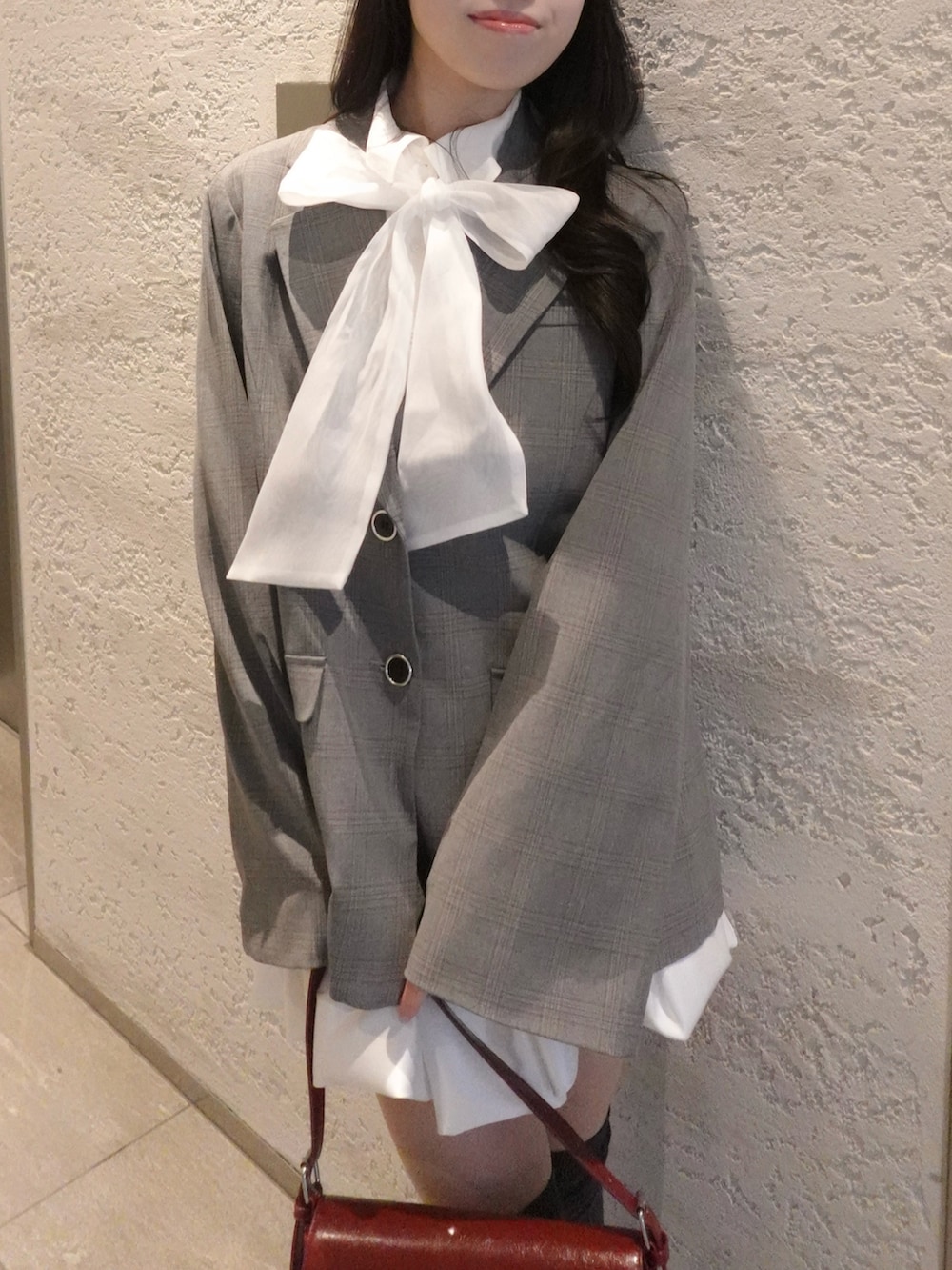 グレー系のテーラードジャケット、その他のシャツ/ブラウス、ホワイト系のスカートを着用したレディースの冬コーディネートの7枚目の写真