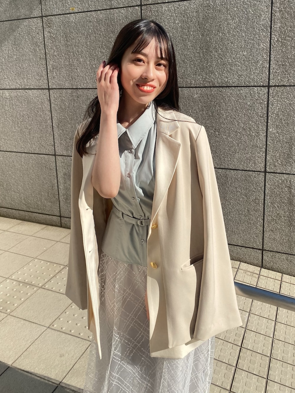 ブルー系のワンピース、ホワイト系のテーラードジャケットを着用したレディースの冬コーディネートの8枚目の写真