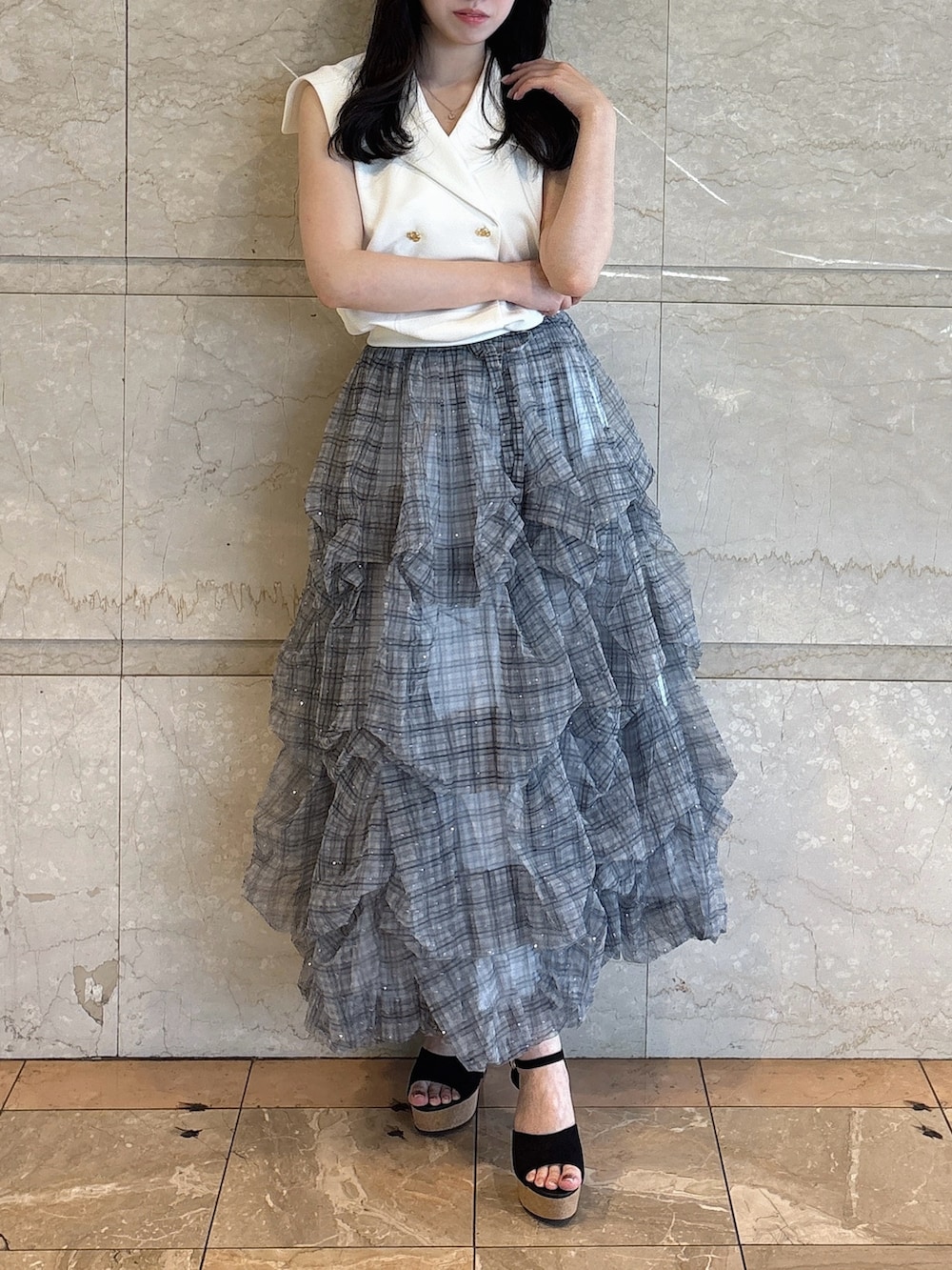 ホワイト系のTシャツ/カットソー、ブルー系のスカート、ブラック系のサンダルを着用したレディースの夏コーディネートの5枚目の写真