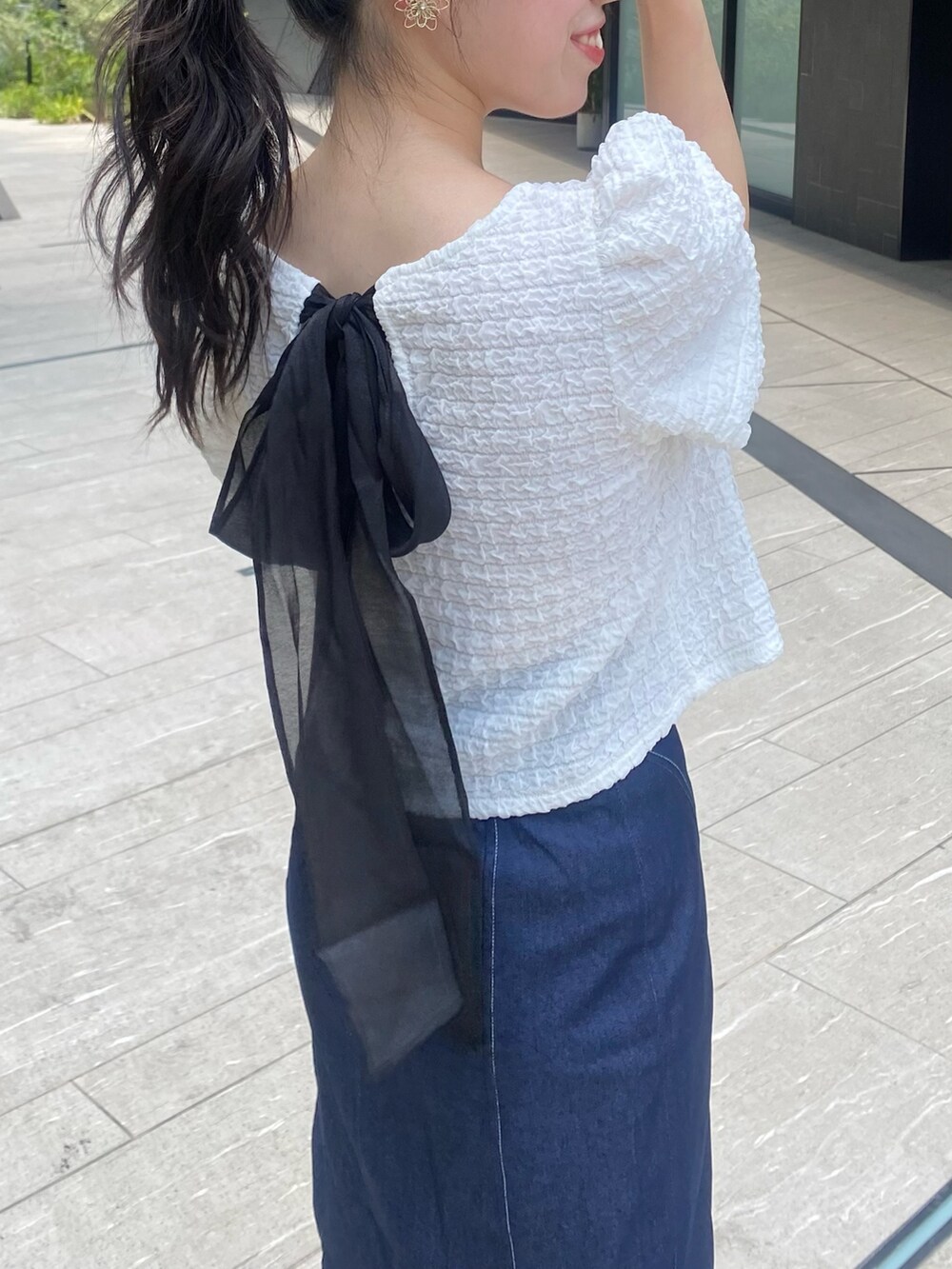 ホワイト系のTシャツ/カットソー、ブルー系のスカートを着用したレディースの夏コーディネートの5枚目の写真