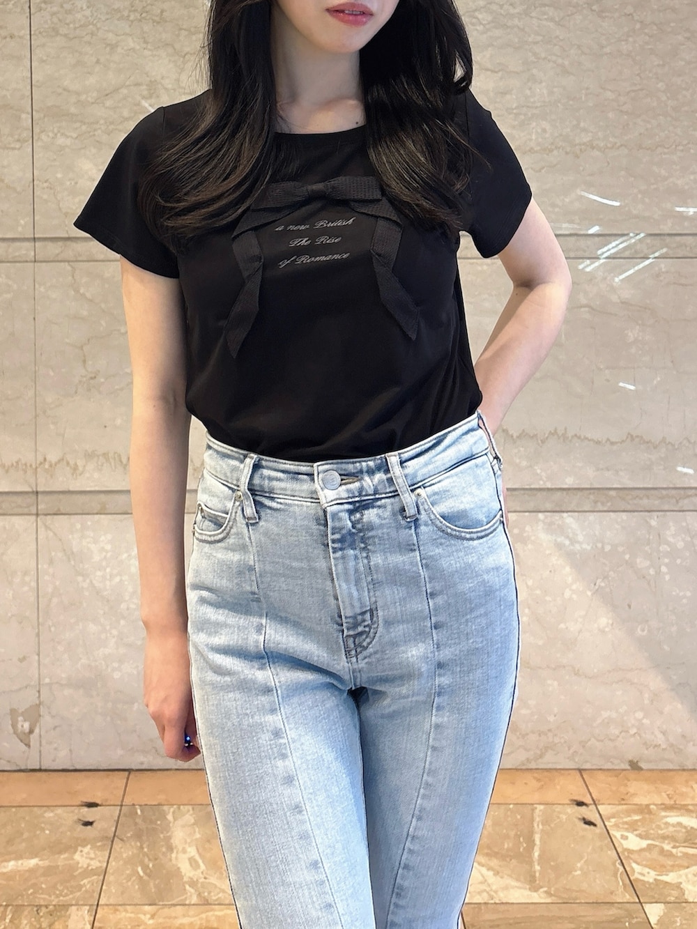 ブラック系のTシャツ/カットソー、ブルー系のデニムパンツ、ブラック系のサンダルを着用したレディースの夏コーディネートの5枚目の写真