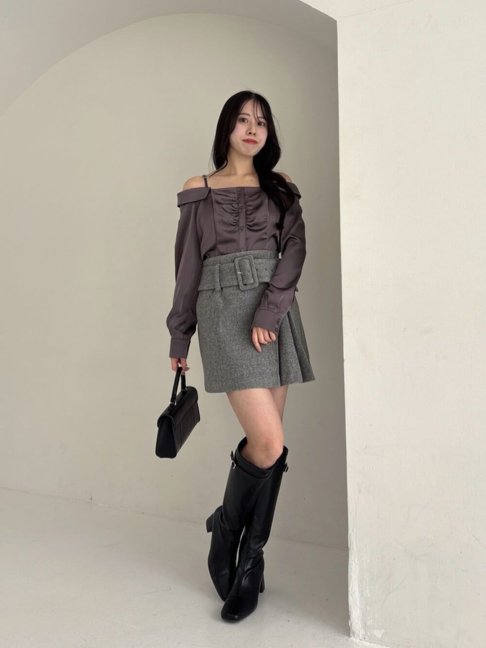 ブラック系のブーツ、グレー系のシャツ/ブラウス、グレー系のスカートを着用したレディースの秋コーディネートの5枚目の写真