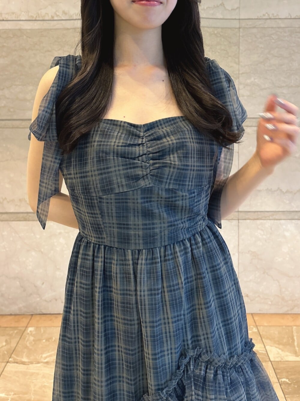 ブラック系のサンダル、グリーン系のワンピースを着用したレディースの夏コーディネートの4枚目の写真