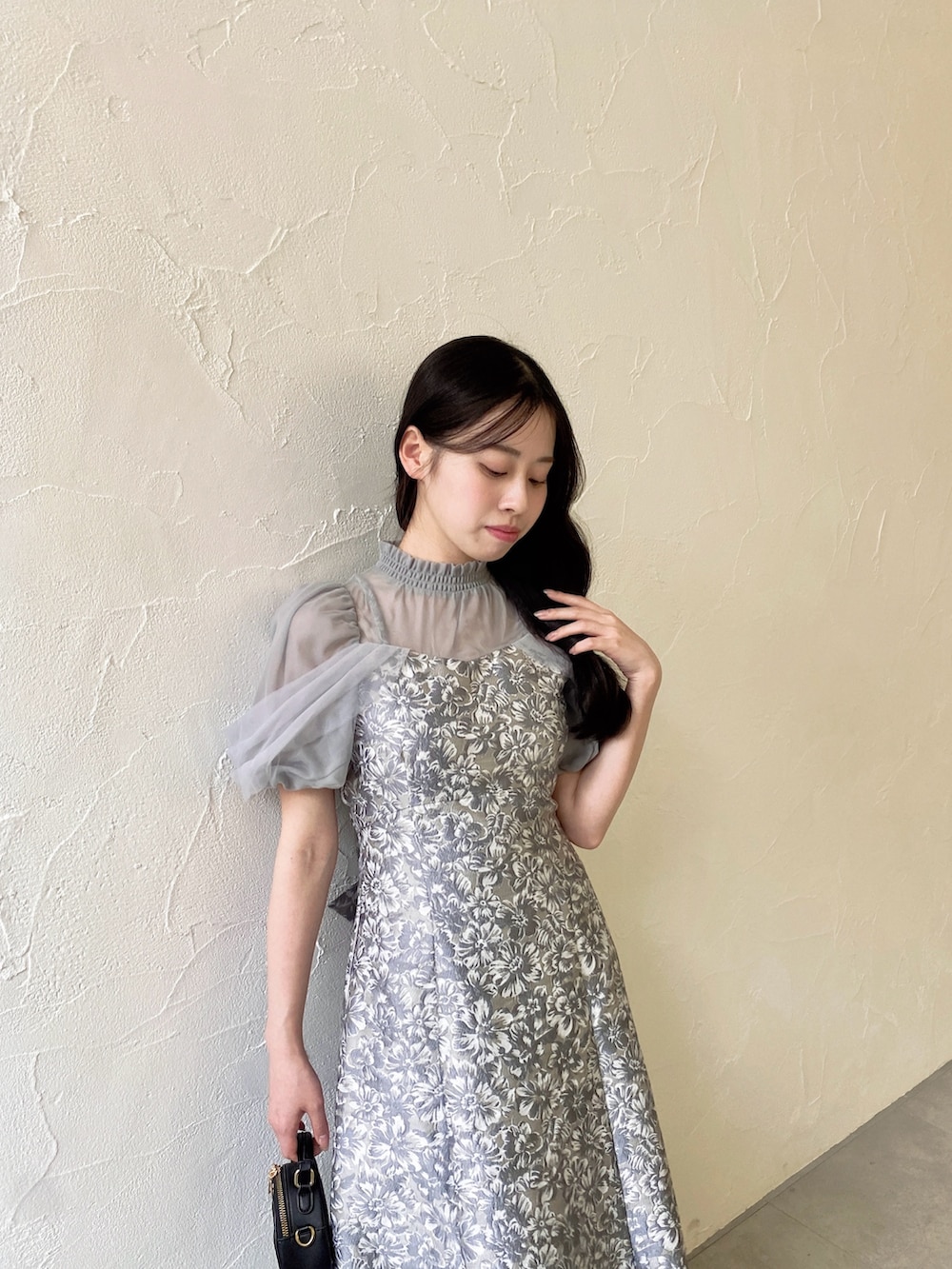 グレー系のドレスを着用したレディースの春コーディネートの6枚目の写真