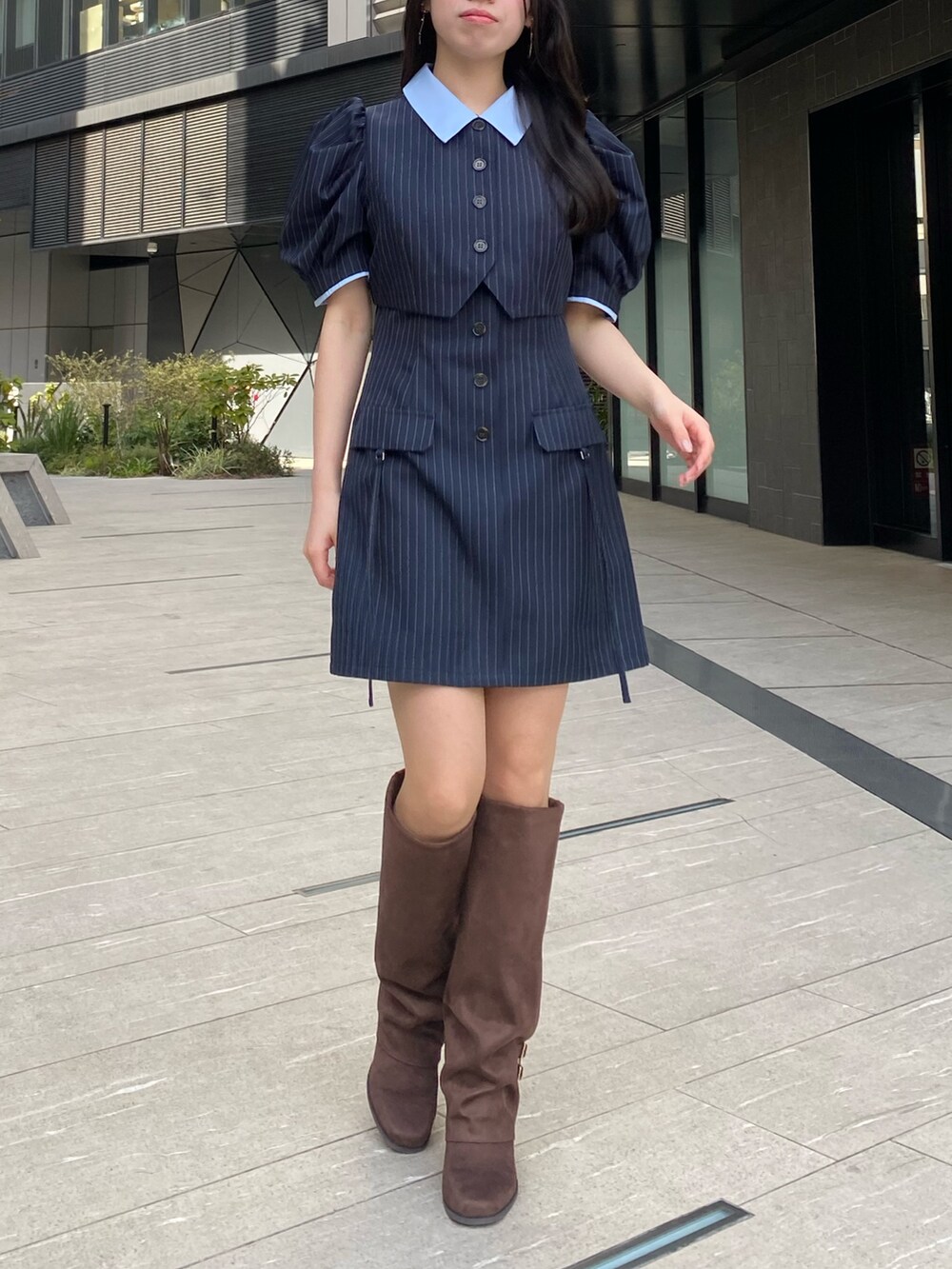 ブルー系のワンピースを着用したレディースの冬コーディネートの3枚目の写真