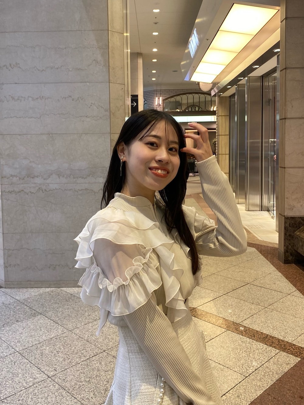 ベージュ系のTシャツ/カットソー、ホワイト系のスカートを着用したレディースの春コーディネートの9枚目の写真