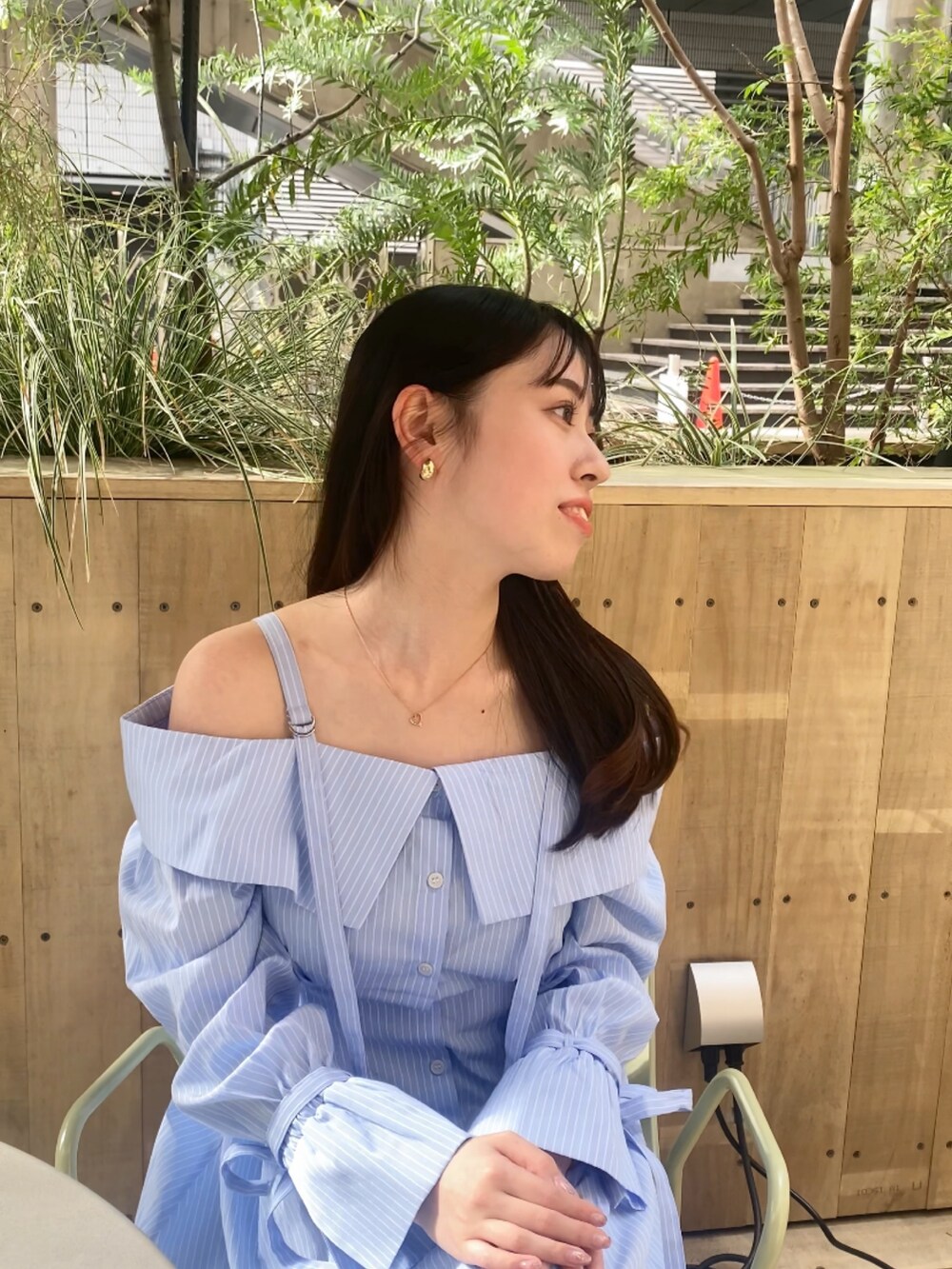 ブルー系のシャツワンピースを着用したレディースの冬コーディネートの3枚目の写真