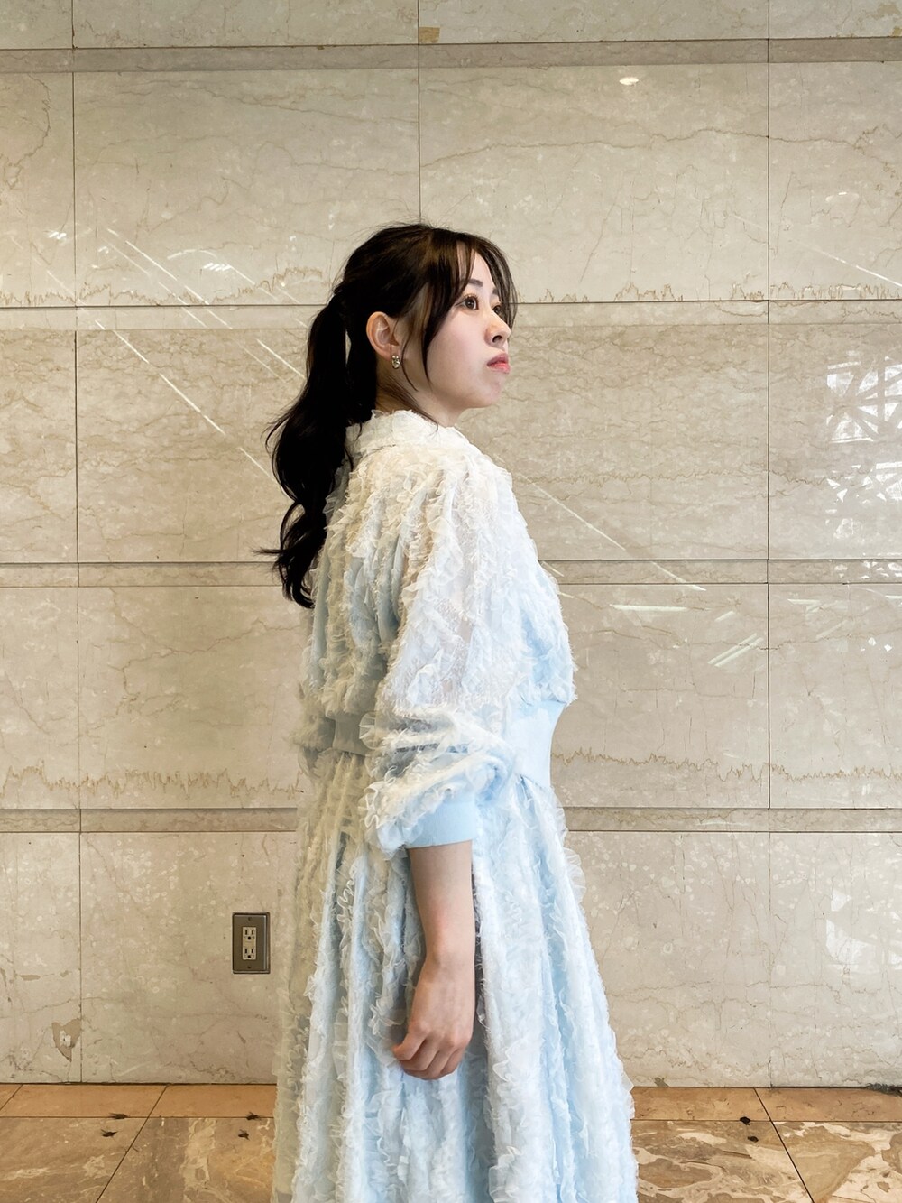 ブルー系のワンピース、ブルー系のブルゾンを着用したレディースの春コーディネートの5枚目の写真