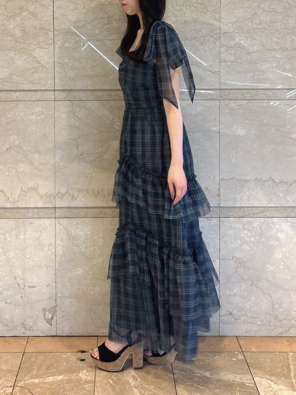 ブラック系のサンダル、グリーン系のワンピースを着用したレディースの夏コーディネートの2枚目の写真