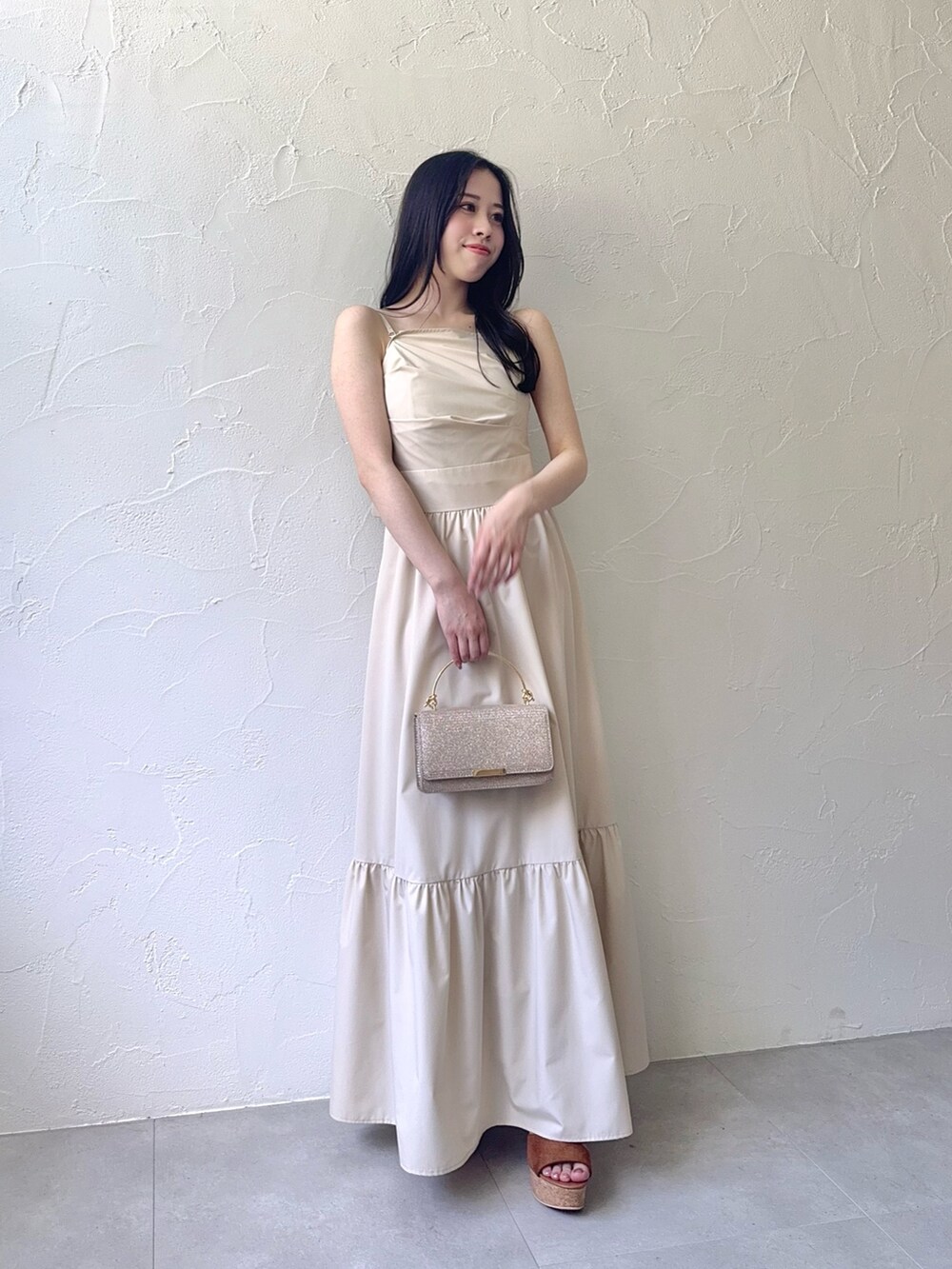 ホワイト系のワンピースを着用したレディースの夏コーディネートの7枚目の写真