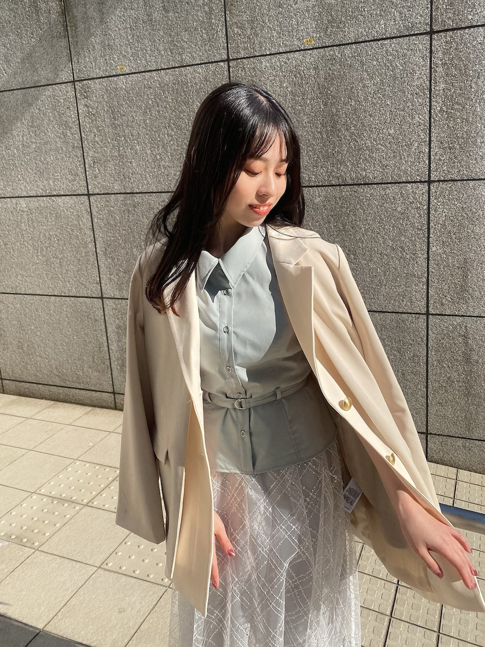 ブルー系のワンピース、ホワイト系のテーラードジャケットを着用したレディースの冬コーディネートの4枚目の写真