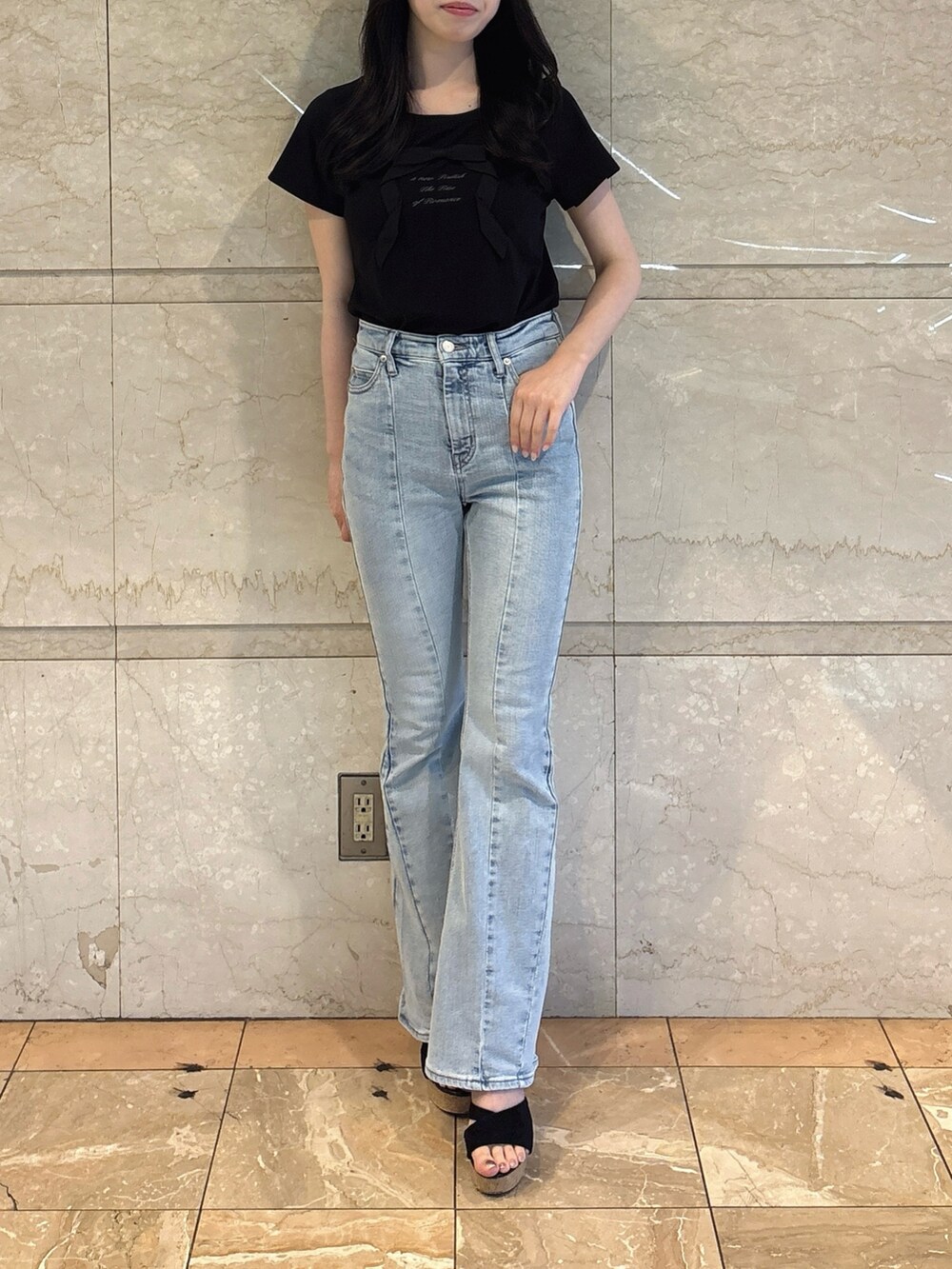 ブラック系のTシャツ/カットソー、ブルー系のデニムパンツ、ブラック系のサンダルを着用したレディースの夏コーディネートの2枚目の写真
