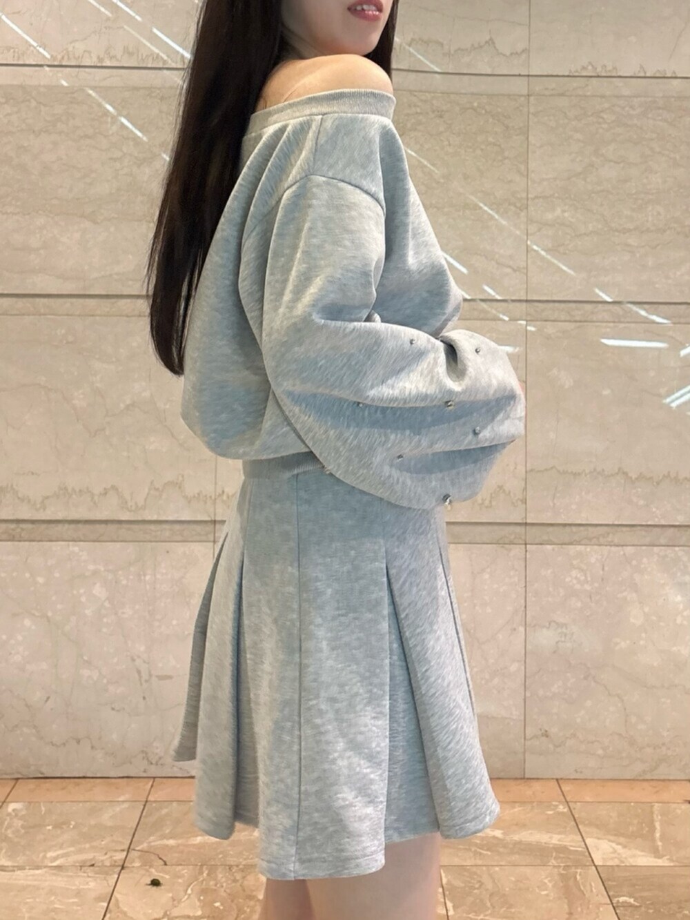 ブラウン系のブーツ、グレー系のスウェット、グレー系のスカートを着用したレディースの秋コーディネートの7枚目の写真